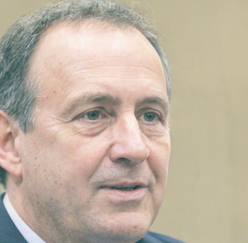 Tapasztalt oktató, aki valós példákon keresztül tanítja a költségvetés-tervezést